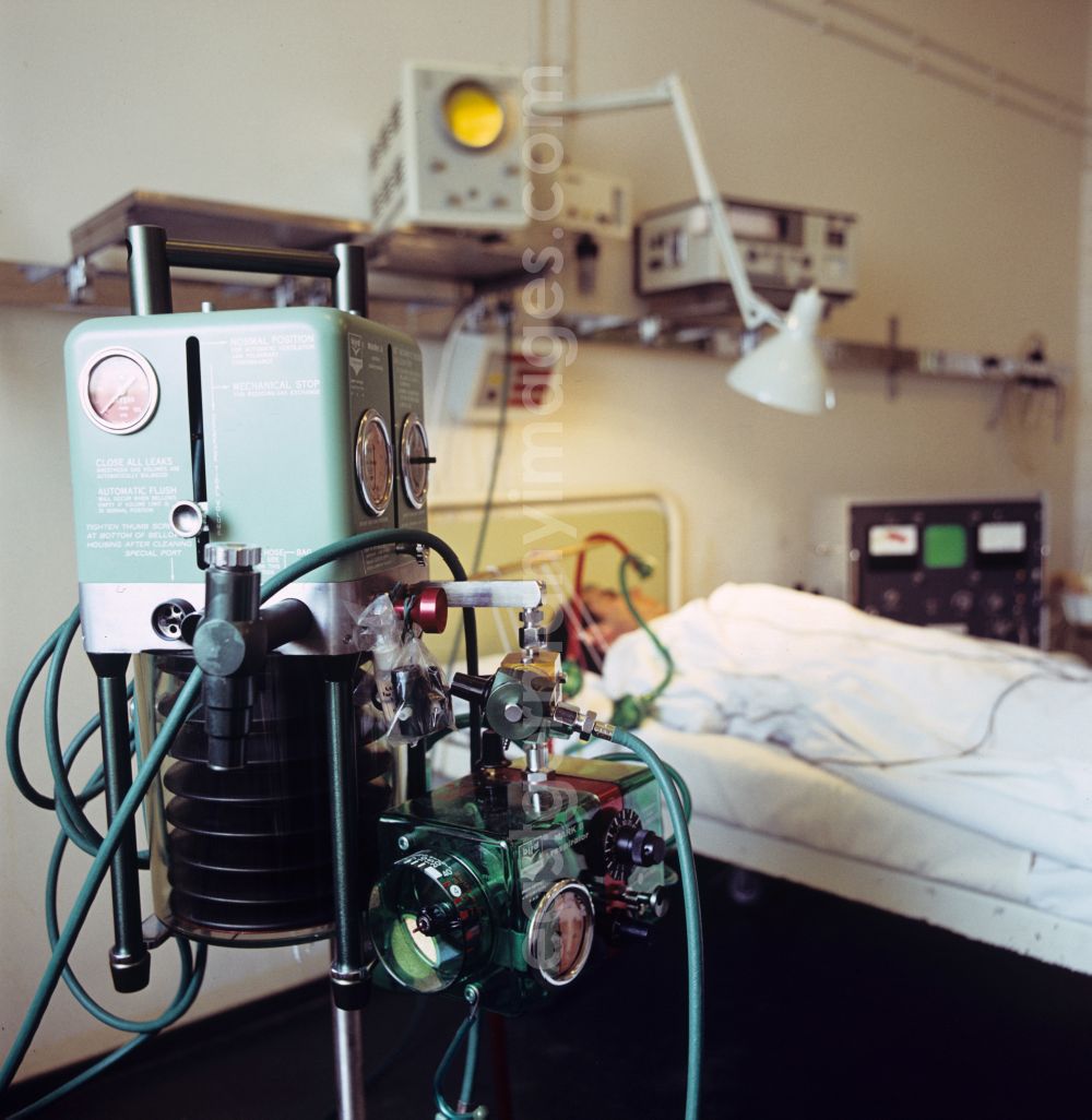 GDR image archive: Berlin - Patient care with an American ventilator Bird Mark 4 in clinical operation in an intensive care unit of the Friedrichshain Hospital on Landsberger Allee (Leninallee) in the Friedrichshain district of Berlin East Berlin in the territory of the former GDR, German Democratic Republic