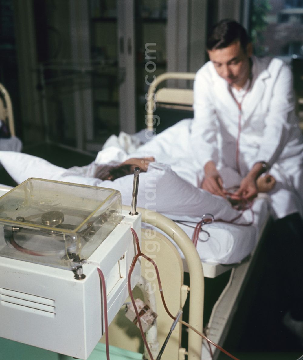 GDR picture archive: Berlin - Patient care for dialysis with the help of artificial kidneys in clinical operations in an intensive care unit of the Friedrichshain Hospital on Landsberger Allee (Leninallee) in the Friedrichshain district of East Berlin in the territory of the former GDR, German Democratic Republic