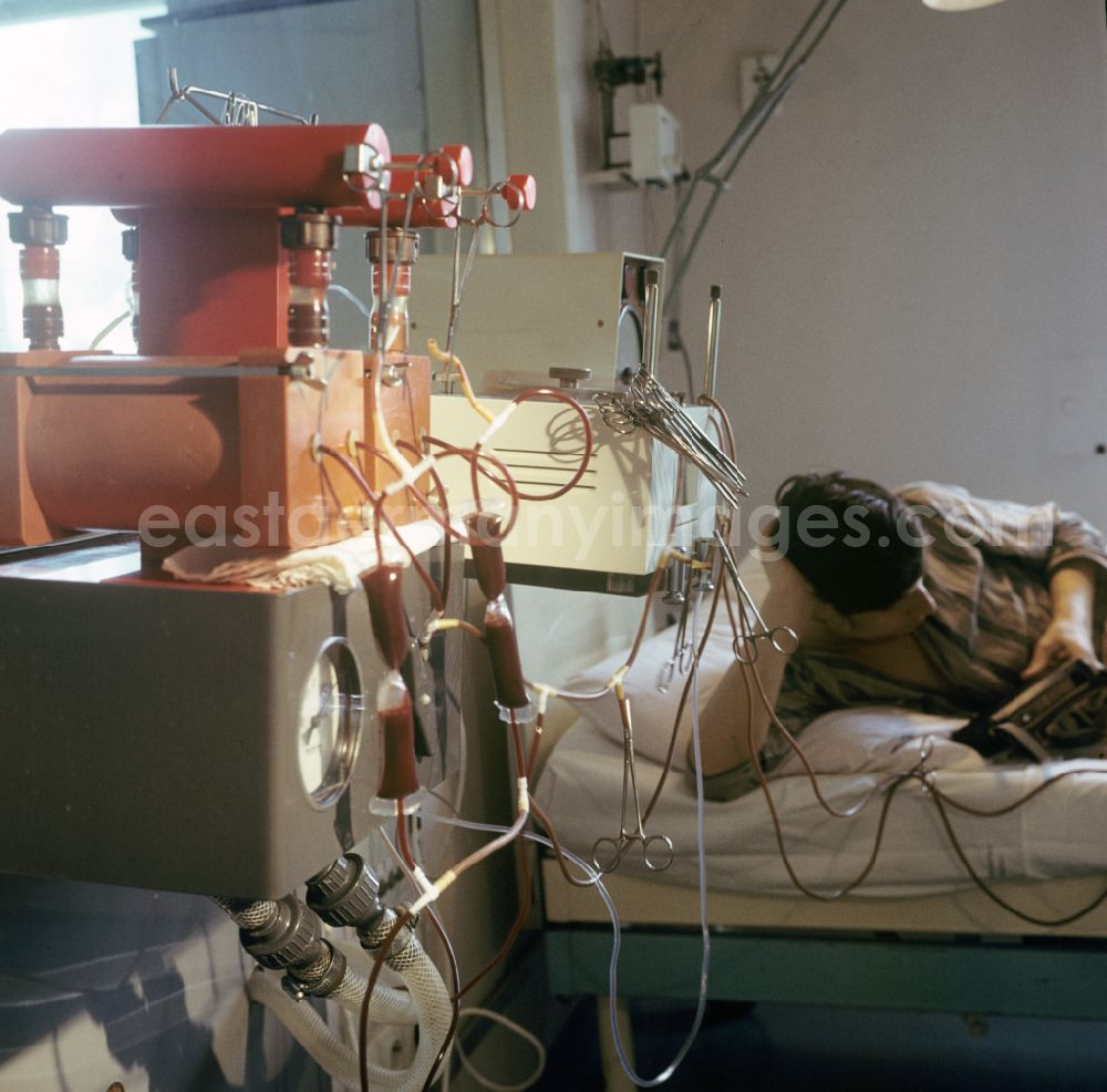 Berlin: Patient care for dialysis with the help of artificial kidneys in clinical operations in an intensive care unit of the Friedrichshain Hospital on Landsberger Allee (Leninallee) in the Friedrichshain district of East Berlin in the territory of the former GDR, German Democratic Republic