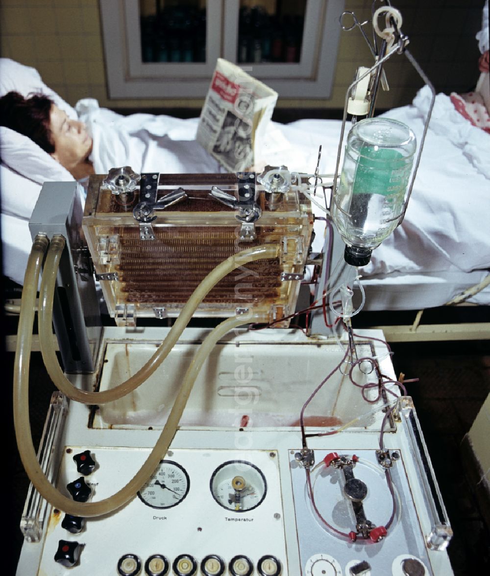 GDR image archive: Berlin - Patient care for dialysis with the help of artificial kidneys in clinical operations in an intensive care unit of the Friedrichshain Hospital on Landsberger Allee (Leninallee) in the Friedrichshain district of East Berlin in the territory of the former GDR, German Democratic Republic