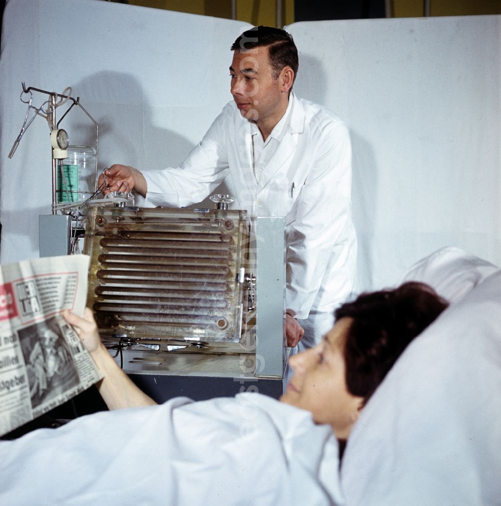 GDR photo archive: Berlin - Patient care for dialysis with the help of artificial kidneys in clinical operations in an intensive care unit of the Friedrichshain Hospital on Landsberger Allee (Leninallee) in the Friedrichshain district of East Berlin in the territory of the former GDR, German Democratic Republic