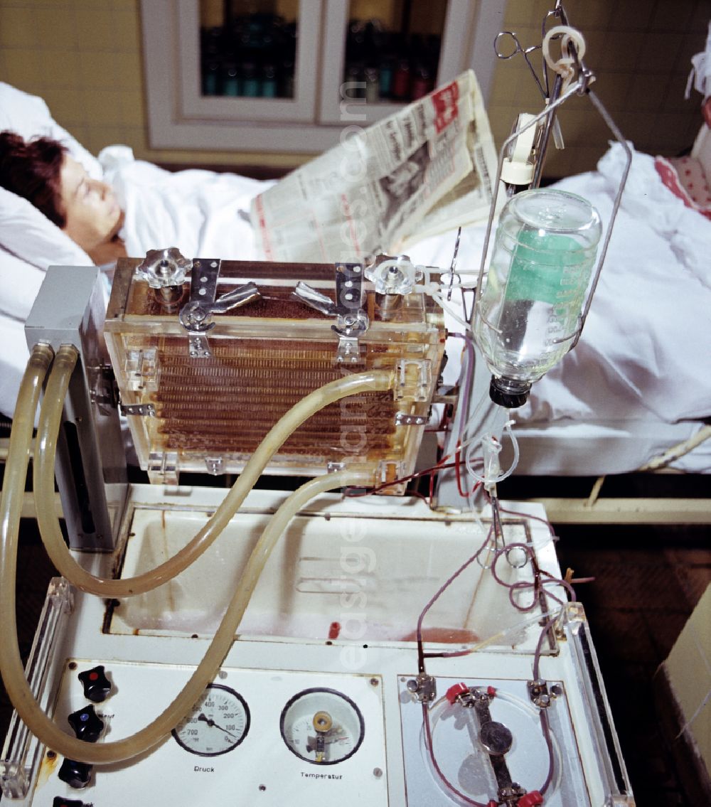 Berlin: Patient care for dialysis with the help of artificial kidneys in clinical operations in an intensive care unit of the Friedrichshain Hospital on Landsberger Allee (Leninallee) in the Friedrichshain district of East Berlin in the territory of the former GDR, German Democratic Republic