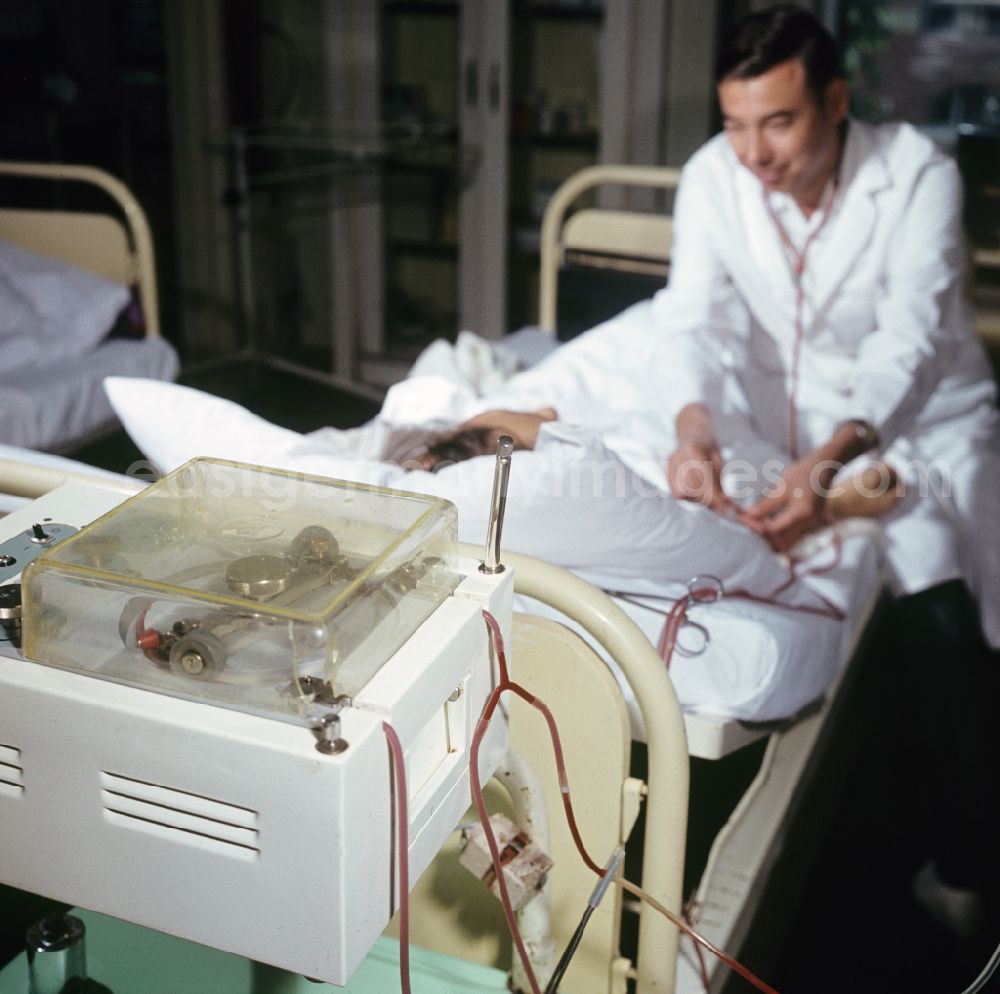 GDR image archive: Berlin - Patient care for dialysis with the help of artificial kidneys in clinical operations in an intensive care unit of the Friedrichshain Hospital on Landsberger Allee (Leninallee) in the Friedrichshain district of East Berlin in the territory of the former GDR, German Democratic Republic