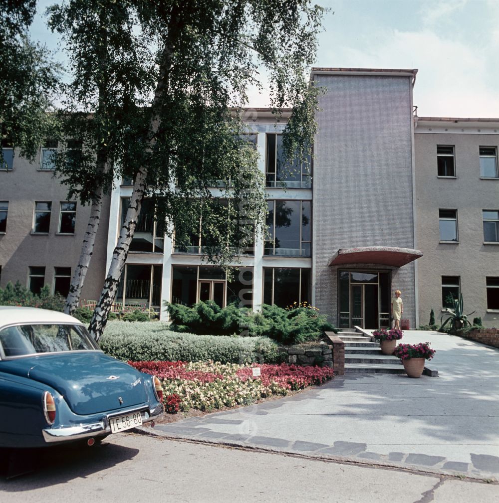 GDR picture archive: Berlin - Hospital and clinic building Robert-Roessle-Klinik - Roentgenhaus in the district of Buch in Berlin East Berlin on the territory of the former GDR, German Democratic Republic