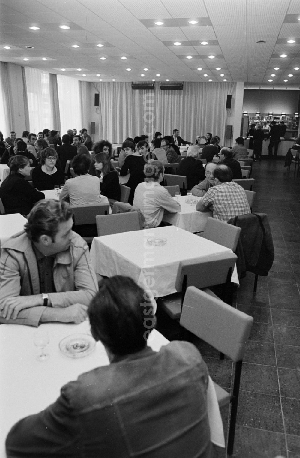 GDR picture archive: Berlin - Catering in the club restaurant Geissenweide on the street Geissenweide in the district of Marzahn in Berlin East Berlin in the territory of the former GDR, German Democratic Republic