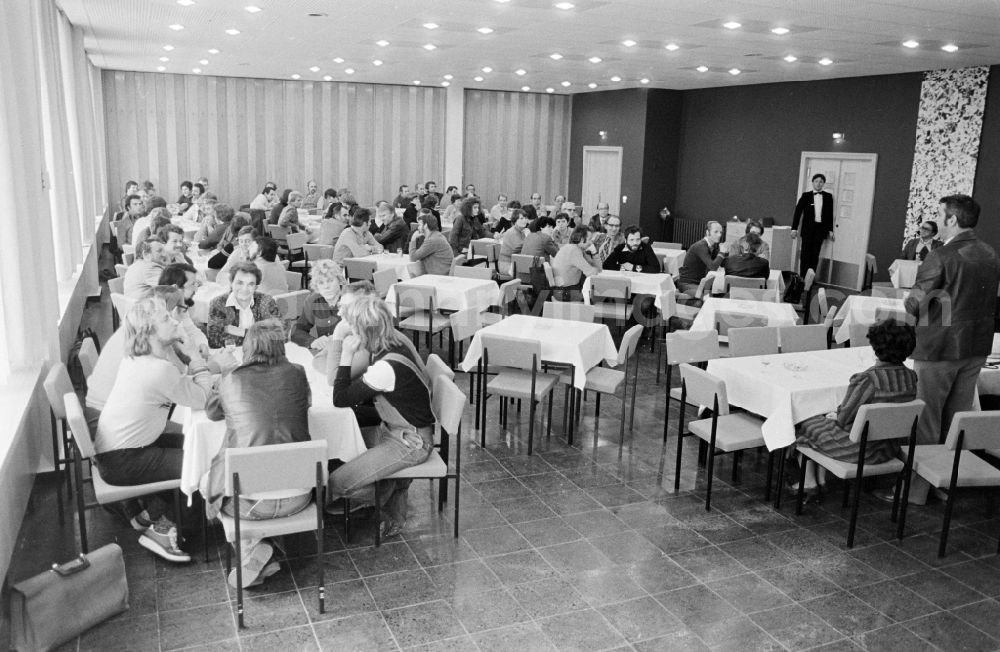 GDR image archive: Berlin - Catering in the club restaurant Geissenweide on the street Geissenweide in the district of Marzahn in Berlin East Berlin in the territory of the former GDR, German Democratic Republic