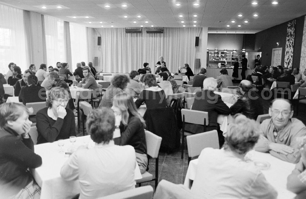 GDR photo archive: Berlin - Catering in the club restaurant Geissenweide on the street Geissenweide in the district of Marzahn in Berlin East Berlin in the territory of the former GDR, German Democratic Republic