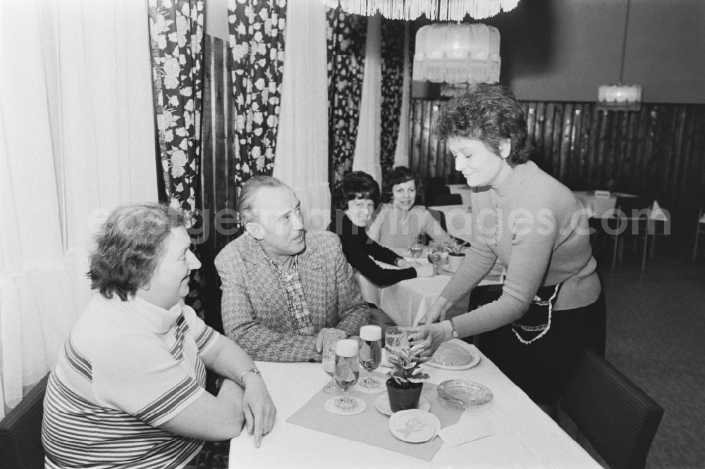 GDR picture archive: Berlin - Restaurant and pub Zum Straussberger in East Berlin on the territory of the former GDR, German Democratic Republic