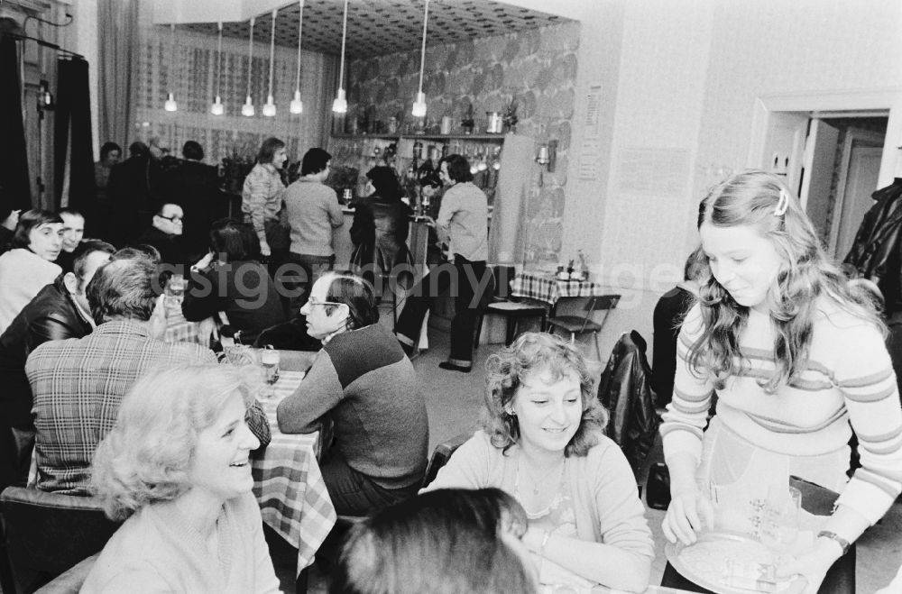 Berlin: Restaurant and pub Zum Straussberger in East Berlin on the territory of the former GDR, German Democratic Republic