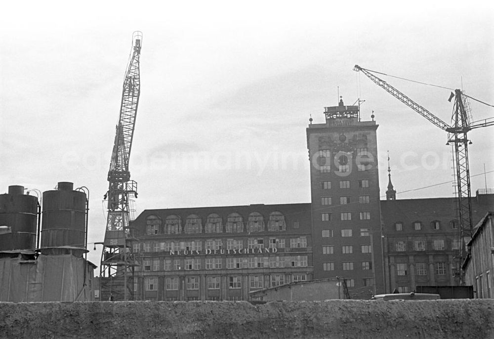 GDR image archive: Leipzig - Der Karl-Marx-Platz (heute Augustusplatz) in Leipzig gleicht 1958 einer großen Baustelle - am Nordrand des Platzes (r) begannen zwei Jahre zuvor die Bauarbeiten für das neue Leipziger Opernhaus, hier Blick auf das Kroch-Hochhaus (m) und den Königsbau (l, das ehemalige Kaufhaus Bamberger und Herz). Am Königsbau steht in großen Buchstaben Neues Deutschland.