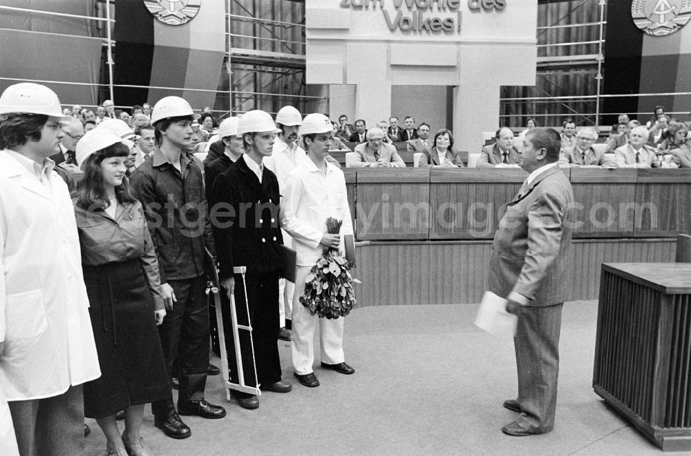 Berlin: Award for the Berlin construction workers at the conference for the 7th Construction Conference in the Great Hall of the Palace of the Republic in the Mitte district of East Berlin in the territory of the former GDR, German Democratic Republic