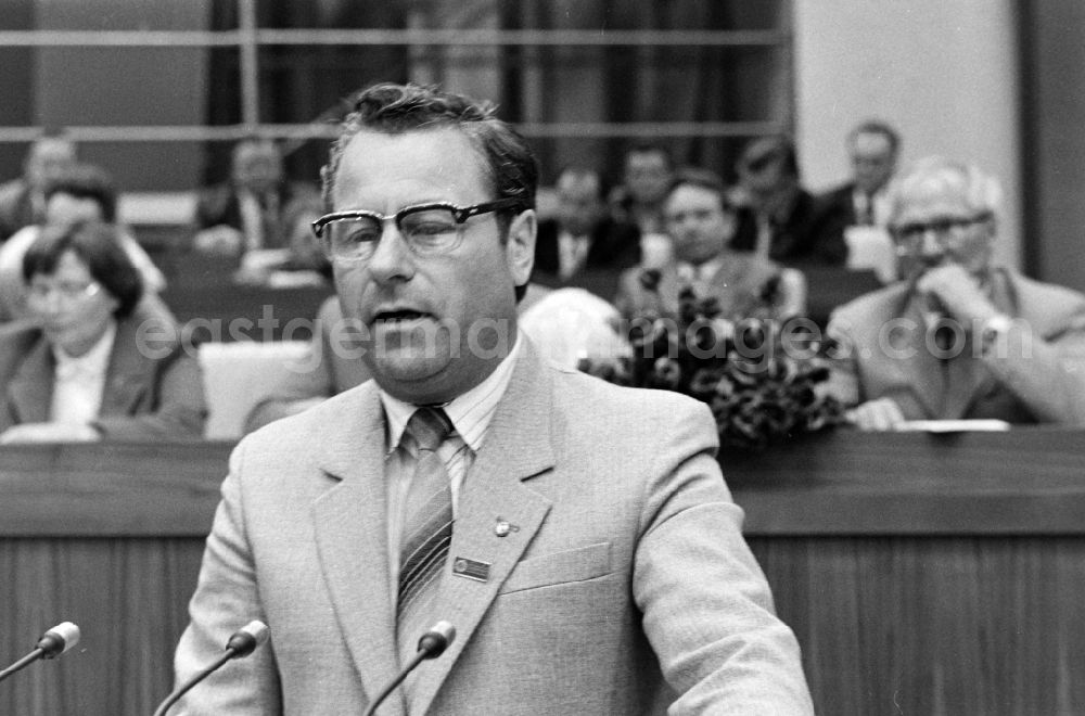 GDR image archive: Berlin - Party organizer of the Central Committee of the SED Coal and Energy Werner Zimmermann as speaker before the presidium of the conference for the 7th Construction Conference in the Great Hall of the Palace of the Republic in the Mitte district of Berlin East Berlin on the territory of the former GDR, German Democratic Republic