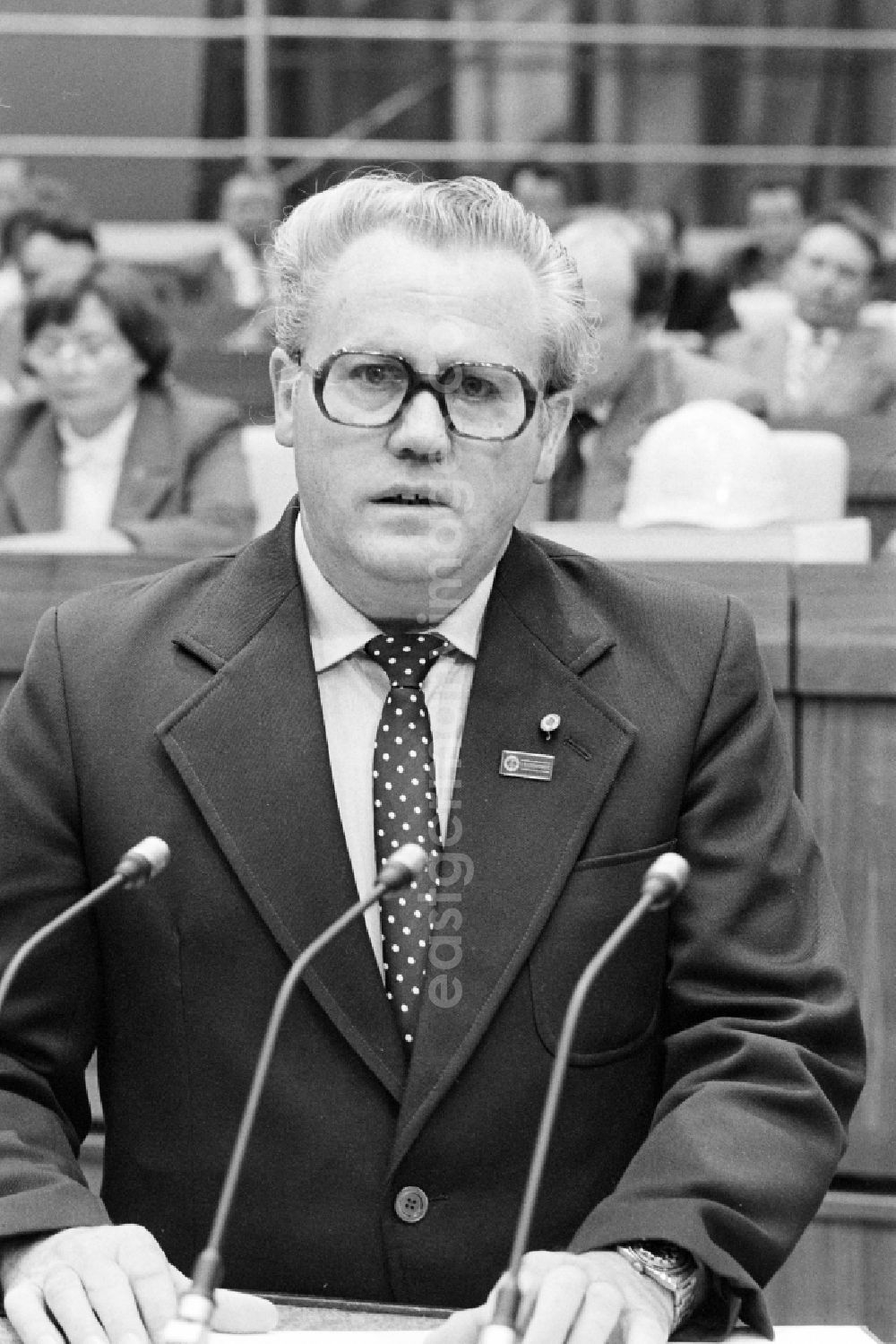 GDR photo archive: Berlin - Head of the inter-cooperative construction organization Heinz Weaderott as speaker before the presidium of the conference for the 7th Construction Conference in the Great Hall of the Palace of the Republic in the Mitte district of East Berlin in the territory of the former GDR, German Democratic Republic