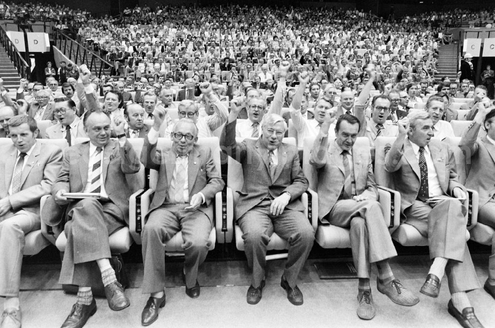 GDR image archive: Berlin - Stormy applause and approval for the delegation of Berlin building professionals from the conference to the 7th Building Conference in the Great Hall of the Palace of the Republic in the Mitte district of East Berlin in the territory of the former GDR, German Democratic Republic