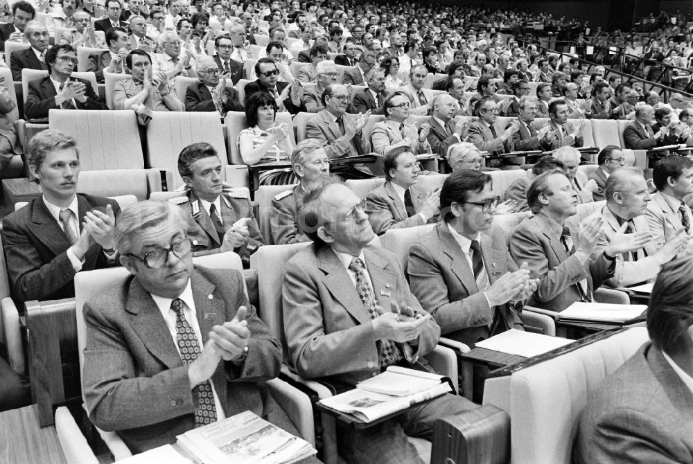 GDR photo archive: Berlin - Applause for the speakers in front of the presidium of the conference for the 7th Construction Conference in the Great Hall of the Palace of the Republic in the Mitte district of East Berlin in the territory of the former GDR, German Democratic Republic