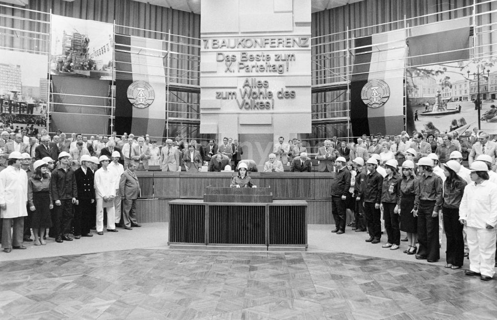 GDR picture archive: Berlin - Speaker before the presidium of the conference for the 7th Building Conference in the Great Hall of the Palace of the Republic in the Mitte district of East Berlin in the territory of the former GDR, German Democratic Republic