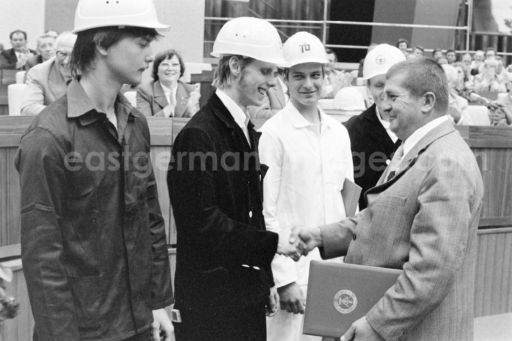 GDR image archive: Berlin - Award for the workers from the civil engineering combine at the conference for the 7th Construction Conference in the Great Hall of the Palace of the Republic in the Mitte district of East Berlin in the territory of the former GDR, German Democratic Republic