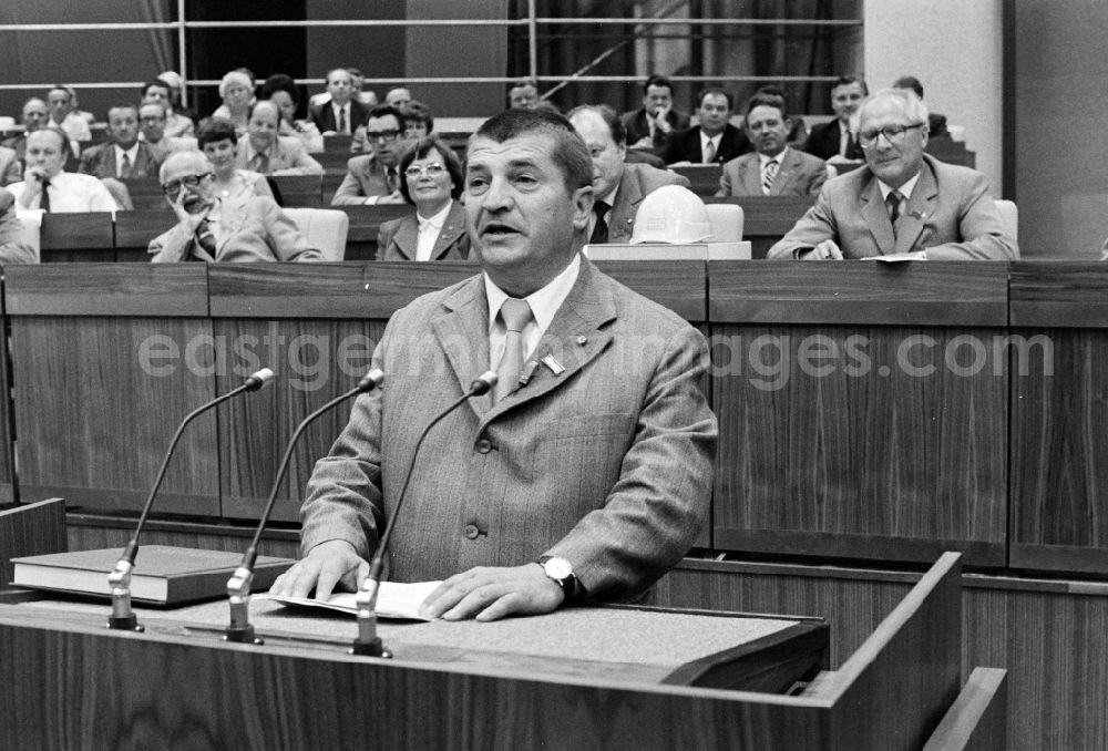 GDR photo archive: Berlin - Speaker before the presidium of the conference for the 7th Construction Conference in the Great Hall of the Palace of the Republic in the Mitte district of East Berlin in the territory of the former GDR, German Democratic Republic