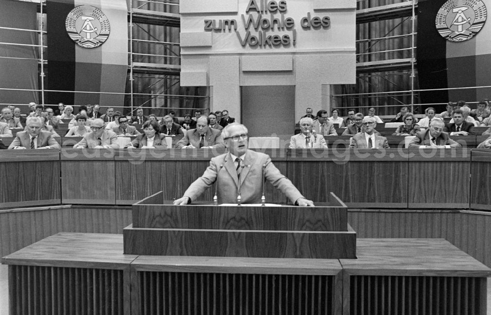 GDR image archive: Berlin - SED - General Secretary and Chairman of the Council of State Erich Honecker as speaker before the presidium of the conference for the 7th Construction Conference in the Great Hall of the Palace of the Republic in the Mitte district of Berlin East Berlin on the territory of the former GDR, German Democratic Republic