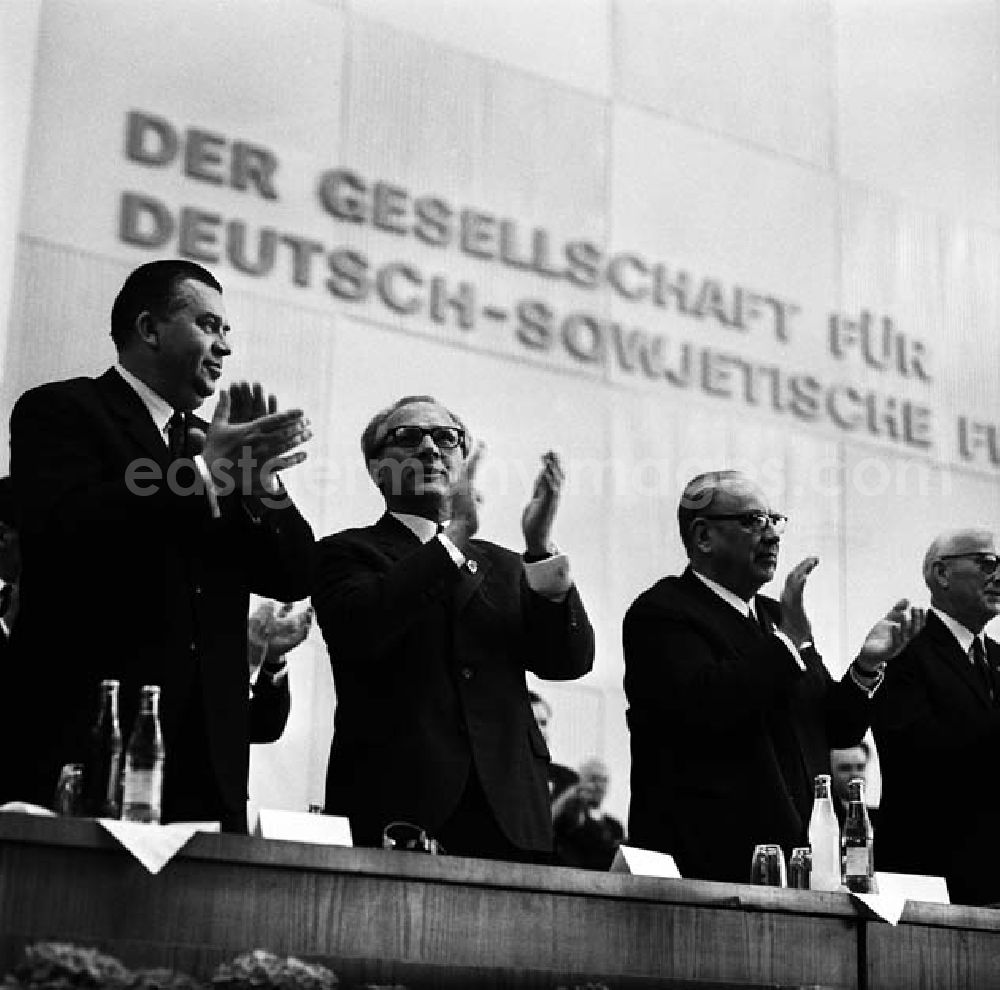 Berlin: 9. Kongress der DSF (Deutsch - Sowjetischen - Freundschaft) in der Werner - Seelenbinder - Halle in Berlin bei dem Erich Honecker zu Besuch ist.