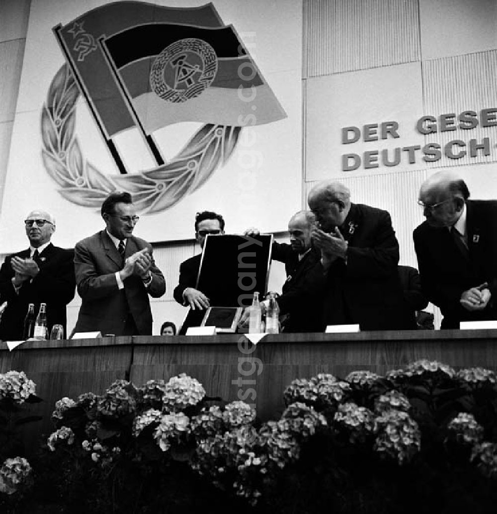 GDR photo archive: Berlin - 9. Kongress der DSF (Deutsch - Sowjetischen - Freundschaft) in der Werner - Seelenbinder - Halle in Berlin bei dem Erich Honecker zu Besuch ist.