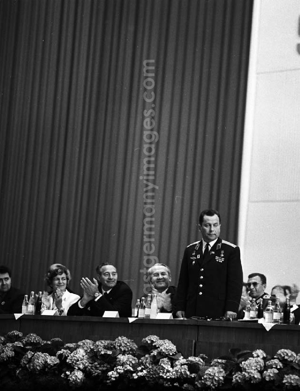 Berlin: Kongress der DSF (Deutsch - Sowjetische - Freundschaft) in der Werner - Seelenbinder - Halle in Berlin. Bei diesem Kongress sind auch Pjotr Abrassimow und Erich Honecker anwesend.