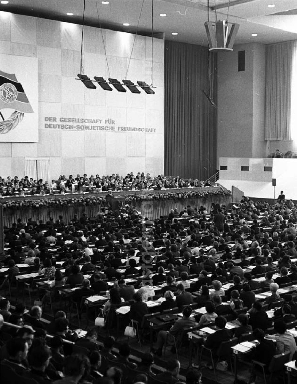 GDR picture archive: Berlin - Kongress der DSF (Deutsch - Sowjetische - Freundschaft) in der Werner - Seelenbinder - Halle in Berlin. Bei diesem Kongress sind auch Pjotr Abrassimow und Erich Honecker anwesend.