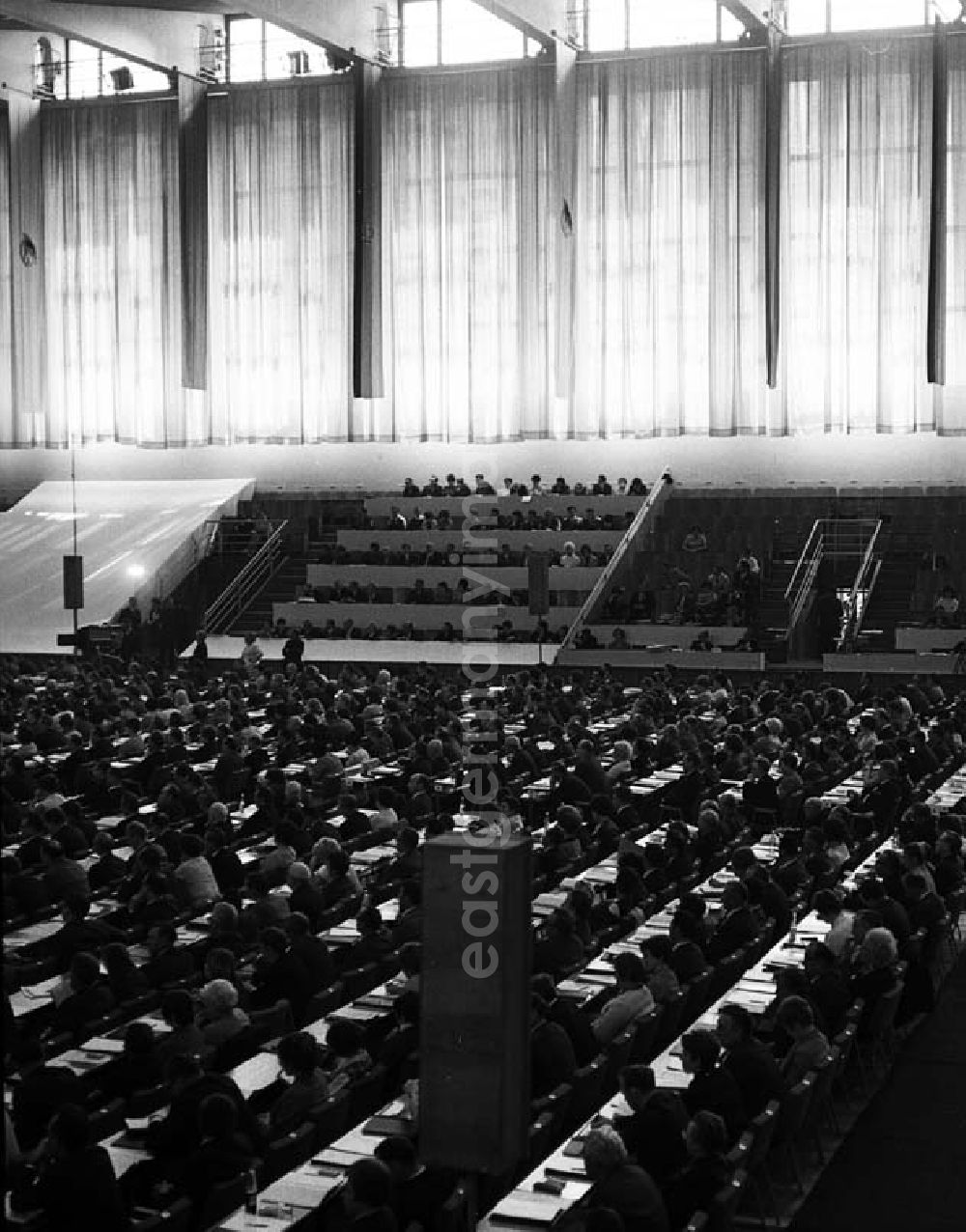 Berlin: Kongress der DSF (Deutsch - Sowjetische - Freundschaft) in der Werner - Seelenbinder - Halle in Berlin. Bei diesem Kongress sind auch Pjotr Abrassimow und Erich Honecker anwesend.