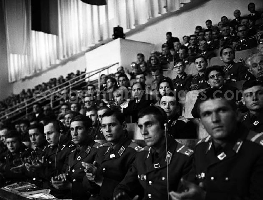 GDR picture archive: Berlin - Kongress der DSF (Deutsch - Sowjetische - Freundschaft) in der Werner - Seelenbinder - Halle in Berlin. Bei diesem Kongress sind auch Pjotr Abrassimow und Erich Honecker anwesend.