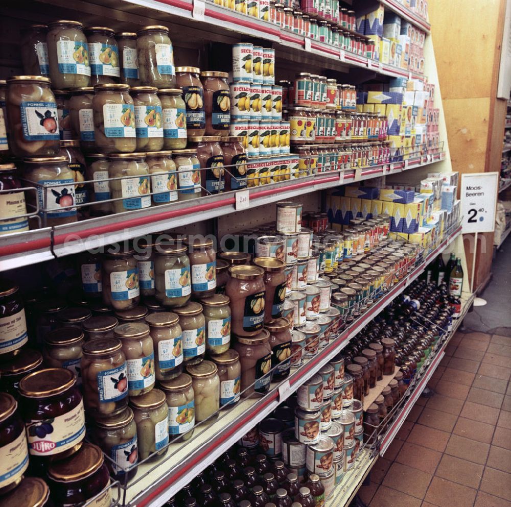 GDR photo archive: Potsdam - Konserven im Centrum-Warenhaus. Blick in ein Regal mit Obst-Konserven, Kleinkindnahrung / Babynahrung und Obstsäften.