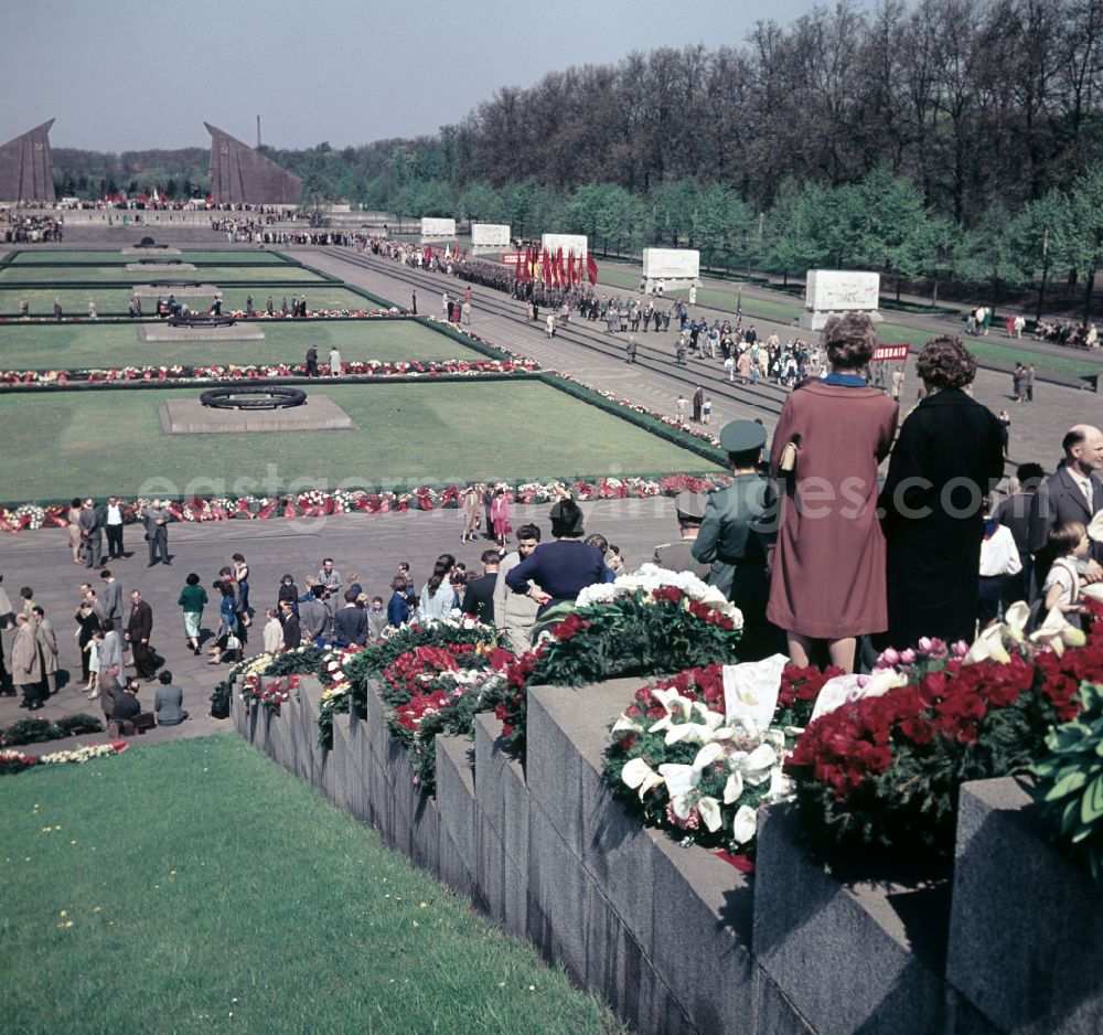 GDR image archive: Berlin - Ceremonial wreath laying at the Soviet Memorial in Treptower Park in Berlin East Berlin on the territory of the former GDR, German Democratic Republic