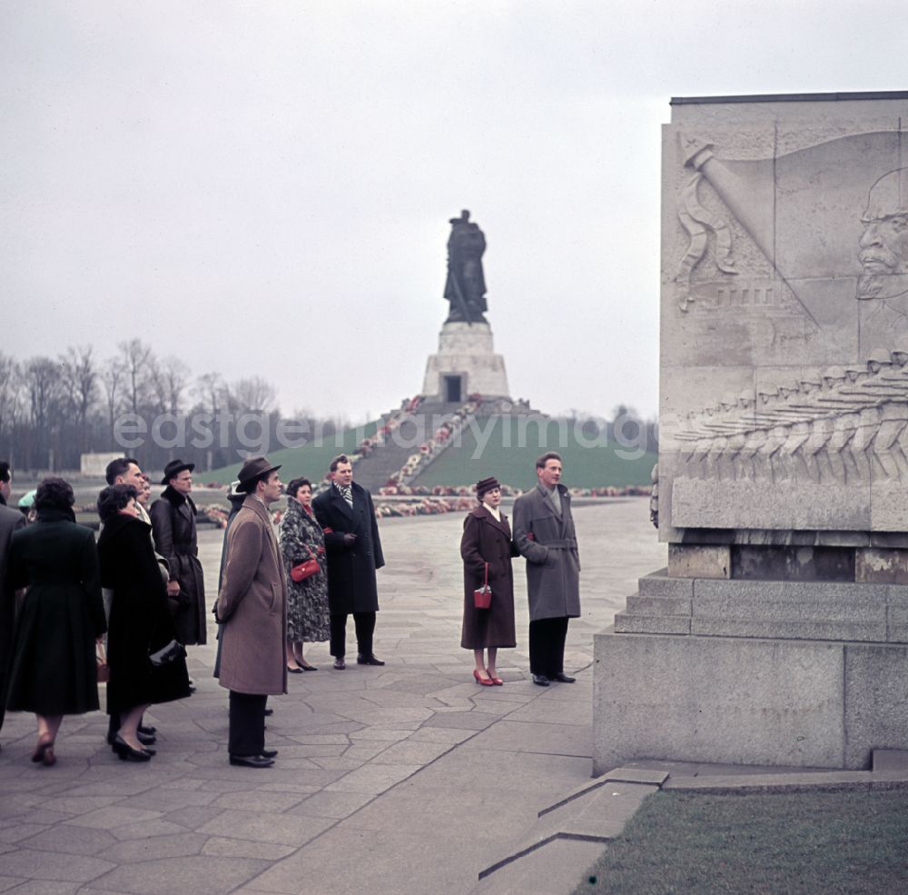 GDR photo archive: Berlin - Ceremonial wreath laying at the Soviet Memorial in Treptower Park in Berlin East Berlin on the territory of the former GDR, German Democratic Republic