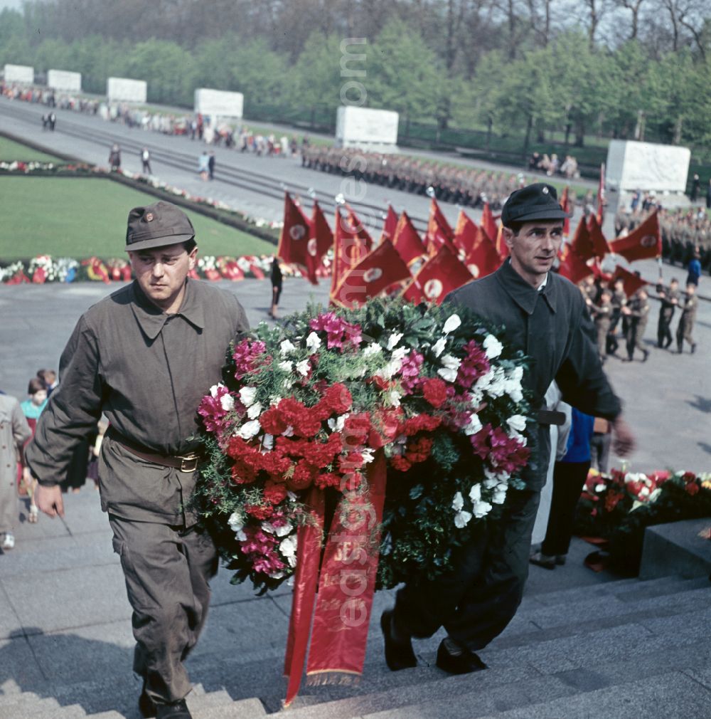 GDR photo archive: Berlin - Ceremonial wreath laying at the Soviet Memorial in Treptower Park in Berlin East Berlin on the territory of the former GDR, German Democratic Republic