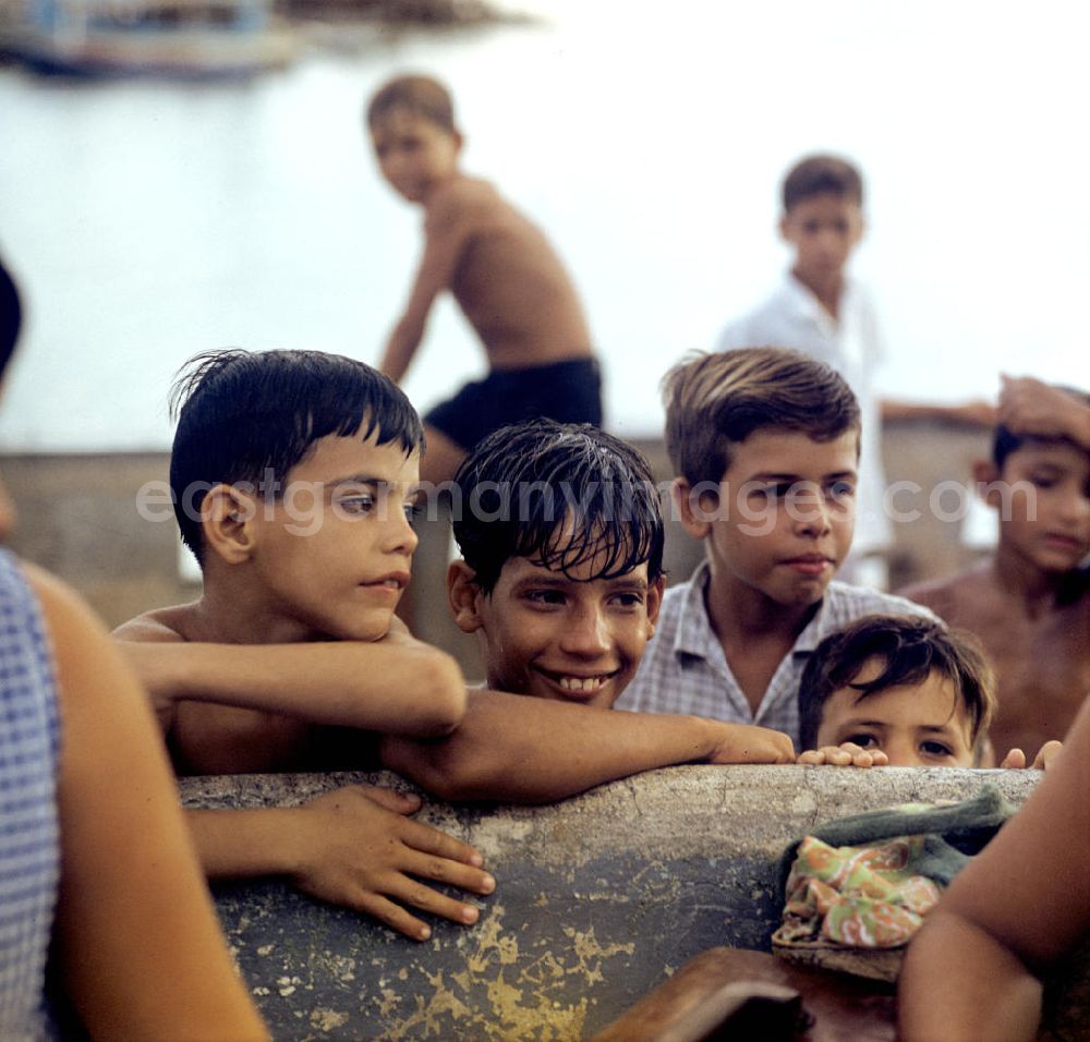 GDR image archive: Gibara - Kinder an der Bucht von Gibara in Kuba.