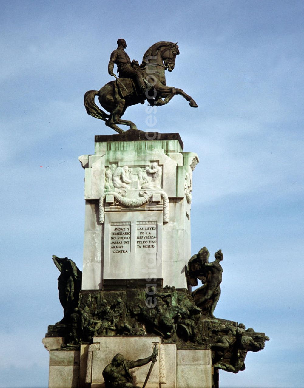 GDR image archive: Havanna - Blick auf das Monument des Generals Antonio Maceo in einem Park an der Uferpromenade Malecón in Havanna in Kuba. Maceo kämpfte im 19. Jahrhundert mit den kubanischen Truppen gegen Spanien für die Unabhängigkeit der Insel und gilt in Kuba als Volksheld.
