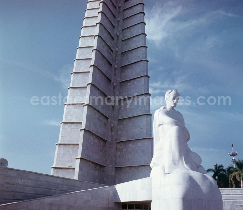 GDR photo archive: Havanna - Blick auf das José-Martí-Denkmal auf dem Plaza de la Revolución (Platz der Revolution) in Havanna. José Martí ist Symbolfigur des Unabhängigkeitskampfes Kubas gegen Spanien und wird in Kuba als Volksheld verehrt.