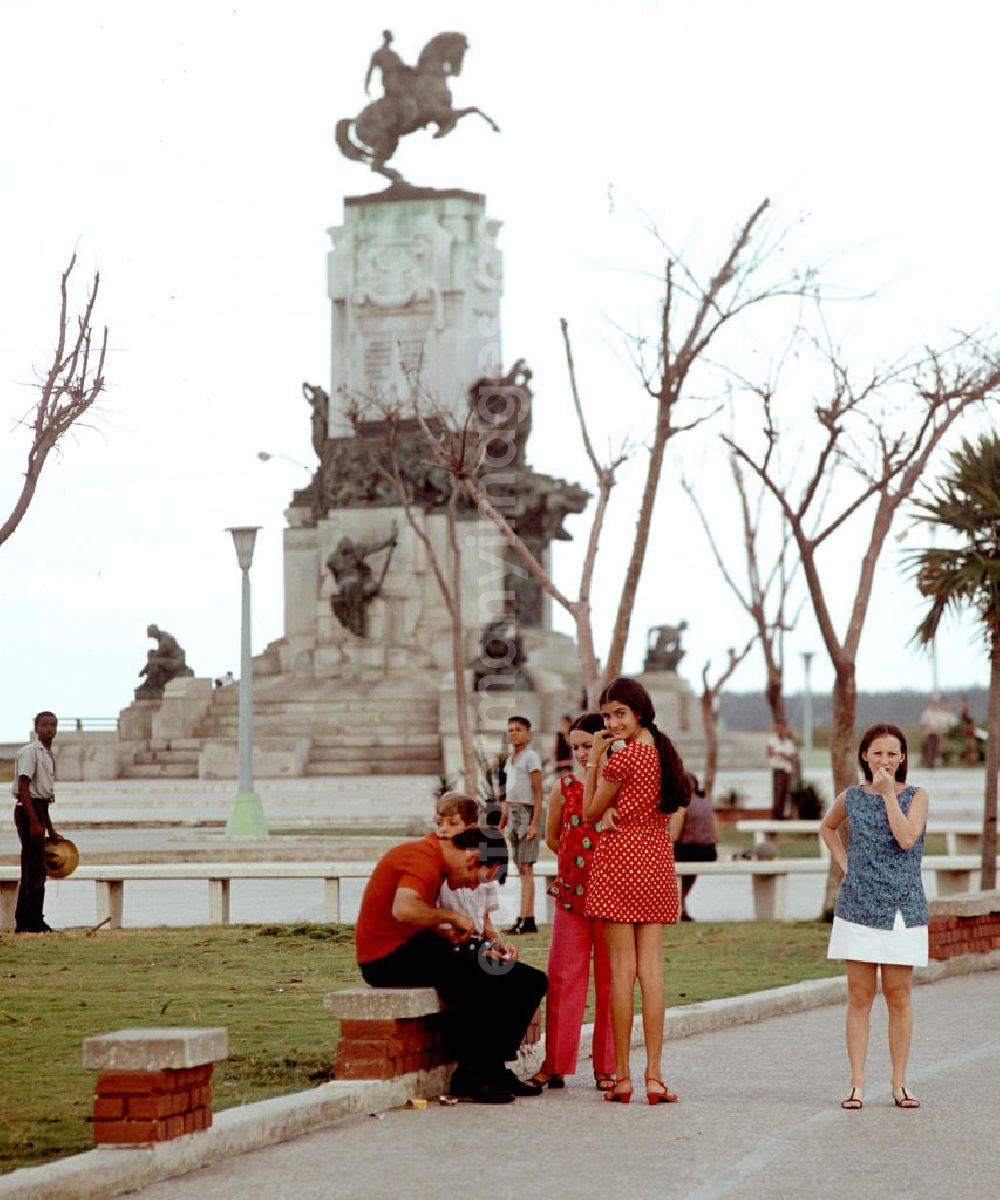 GDR photo archive: Havanna - Blick auf das Monument des Generals Antonio Maceo in einem Park an der Uferpromenade Malecón in Havanna in Kuba. Maceo kämpfte im 19. Jahrhundert mit den kubanischen Truppen gegen Spanien für die Unabhängigkeit der Insel und gilt in Kuba als Volksheld.