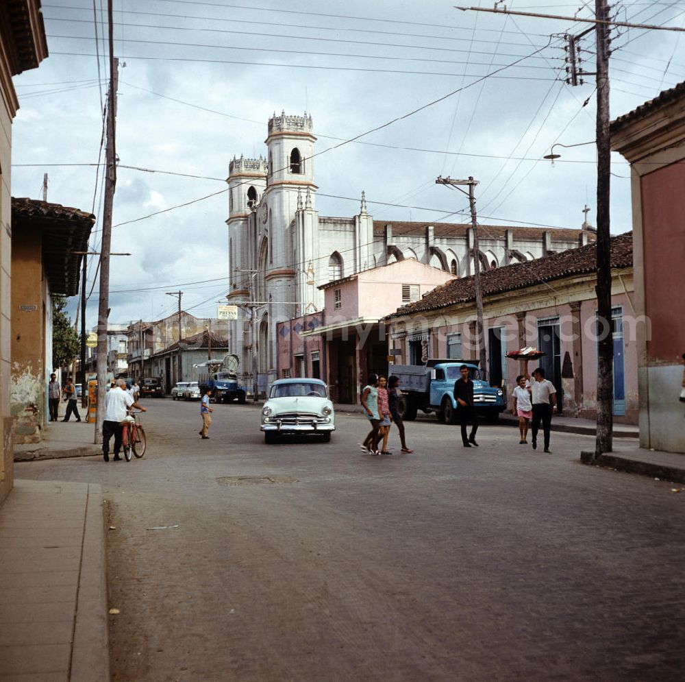 Santa Clara: Straßenszene in Santa Clara in Kuba. Street scene in Santa Clara - Cuba.