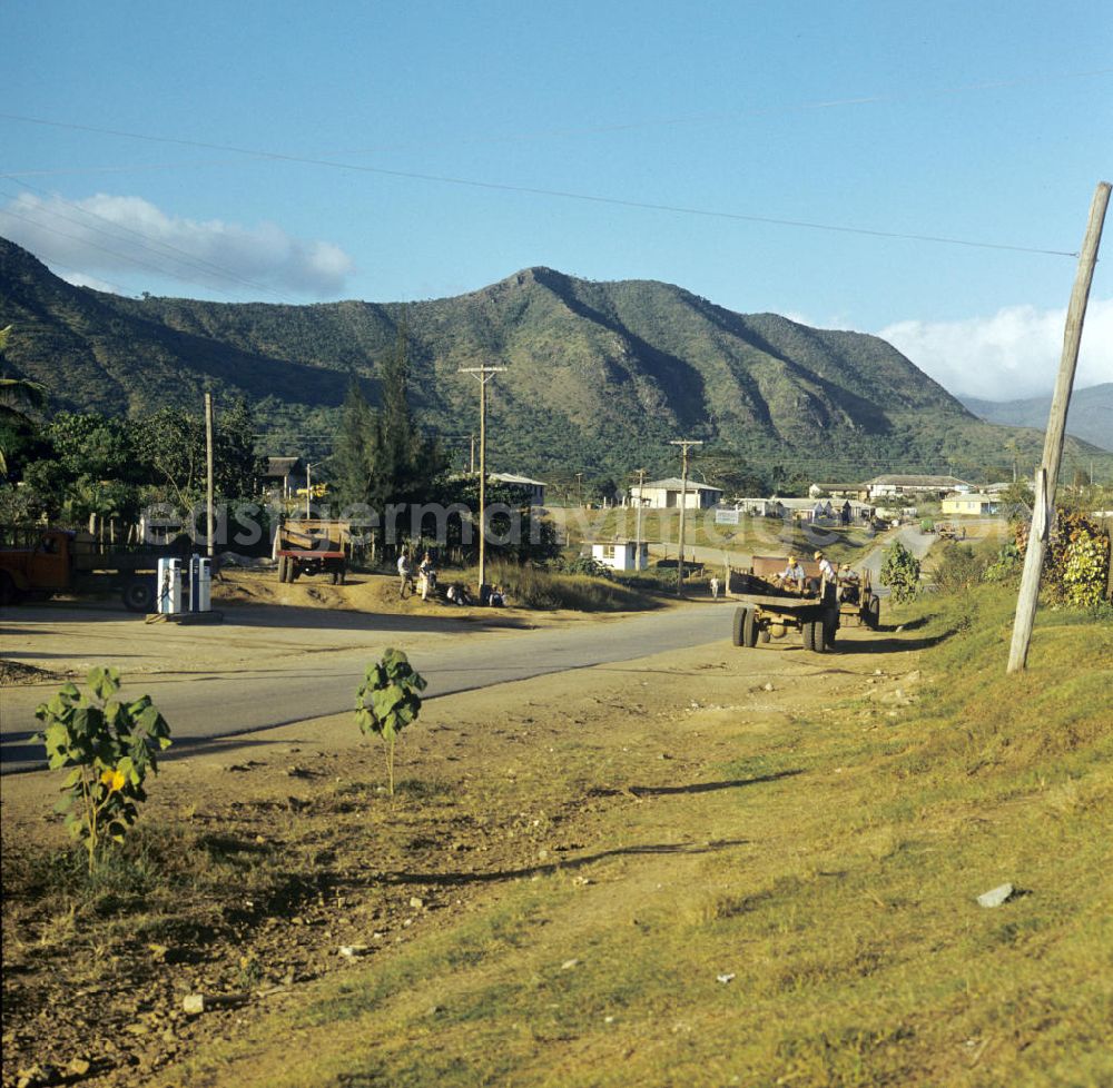 GDR photo archive: Gibara - Arbeiter auf einer Straße vor der Sierra Maestra (Hauptgebirge) im Osten von Kuba.