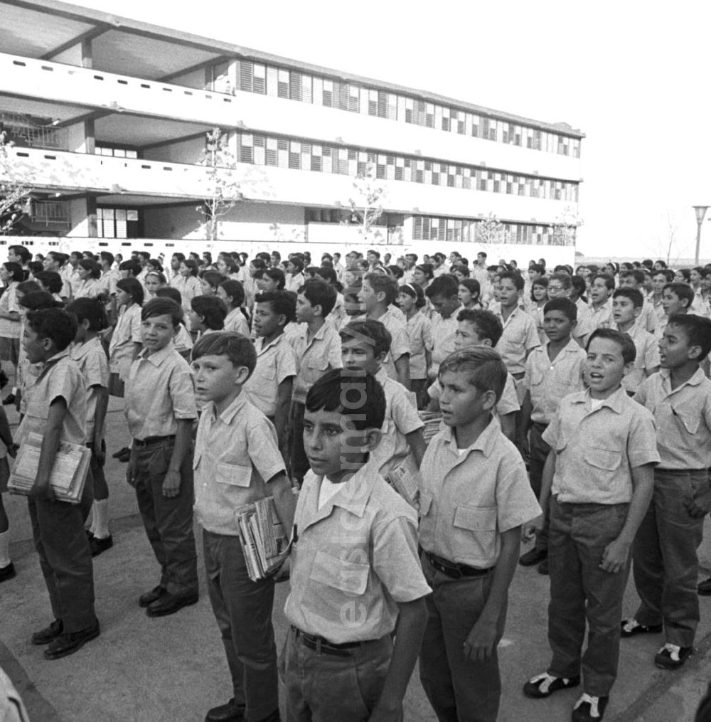 Cienfuegos: Die Schüler der Mittelschule Camilo in Cienfuegos stehen auf dem Schulhof zum Appell bereit.