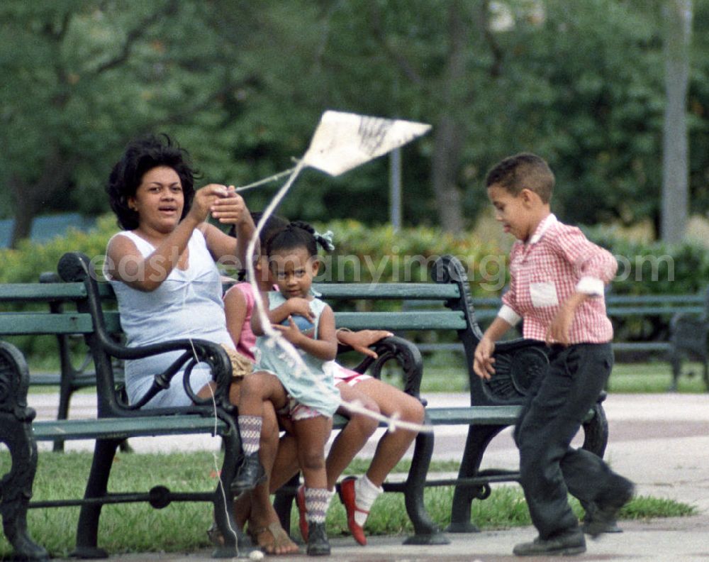 GDR photo archive: Havanna - Mit Hilfe seiner Mutter läßt ein Junge in einem Park in Havanna seinen selbstgebastelten Drachen steigen.