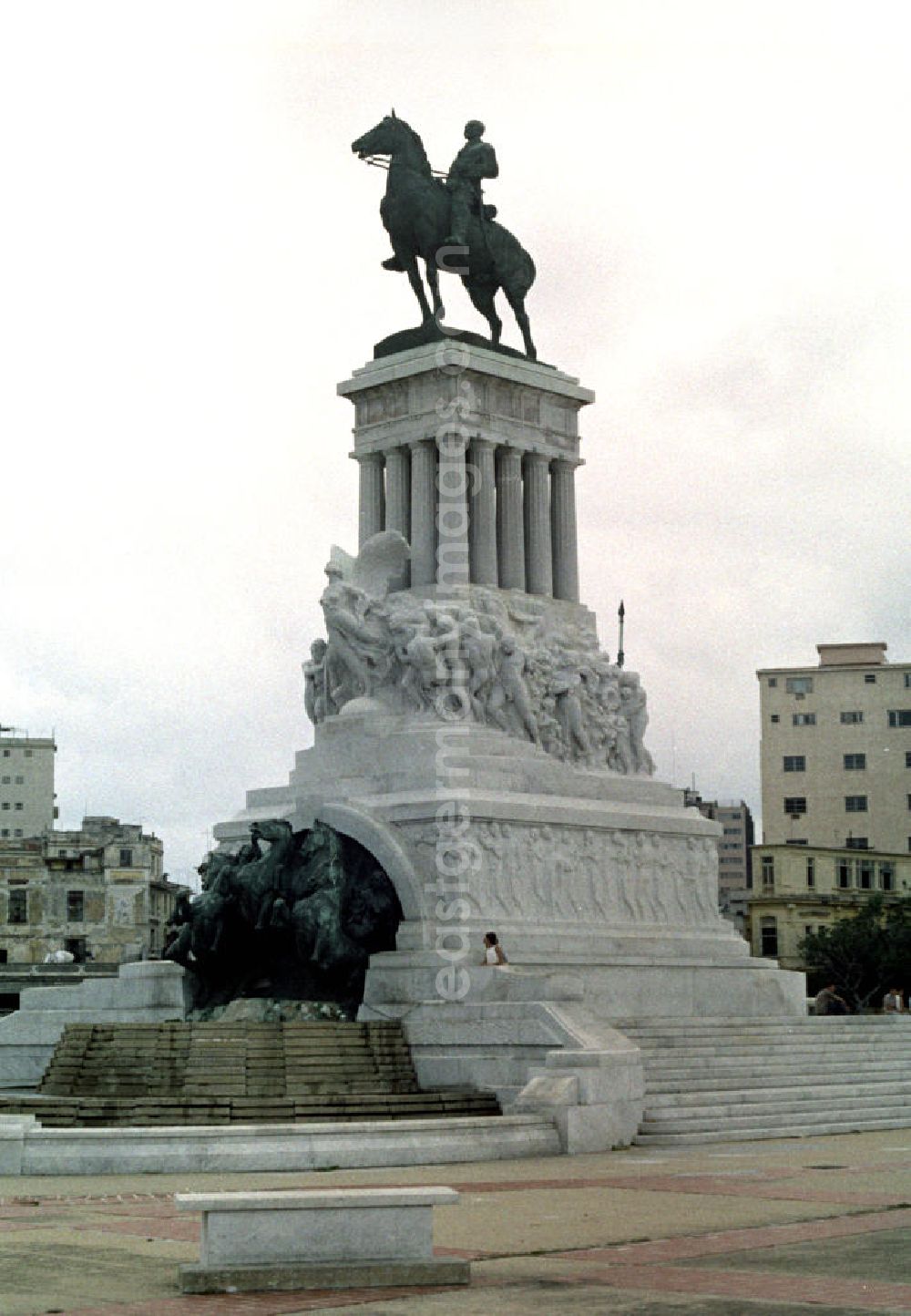 GDR photo archive: Havanna - Blick auf das Reiterdenkmal von José Marti am Plaza José Marti in Havanna. José Martí ist Symbolfigur des Unabhängigkeitskampfes Kubas gegen Spanien und wird in Kuba als Volksheld verehrt.