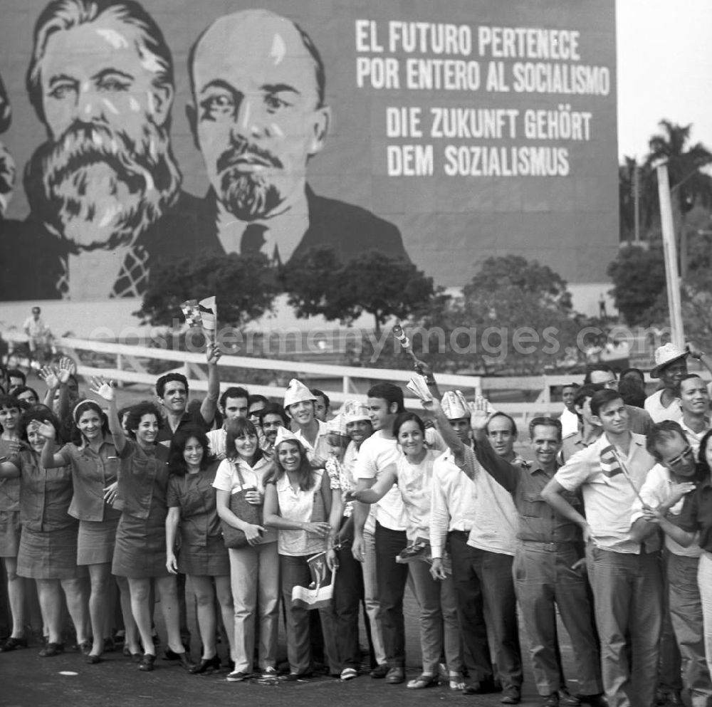 GDR photo archive: Havanna - Mit großem Jubel wird in der kubanischen Bevölkerung die Ankunft des Staats- und Parteivorsitzenden der DDR, Erich Honecker, in Havanna gefeiert - im Hintergrund eine Plakatwand mit den Bildnissen von Marx, Engels und Lenin sowie der Aufschrift El futuro pertenece por entero al Socialismo - Die Zukunft gehört dem Sozialismus. Honecker stattete vom 2