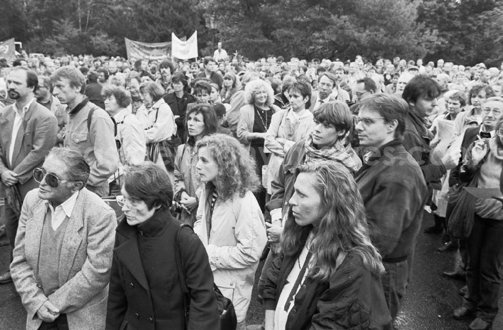 GDR image archive: Berlin - Kundgebung vom Weltfriedenstag im Kleistpark Berlin 01.