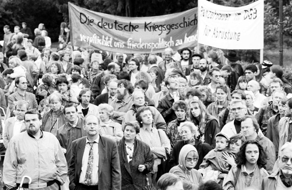 GDR photo archive: Berlin - Kundgebung vom Weltfriedenstag im Kleistpark Berlin 01.