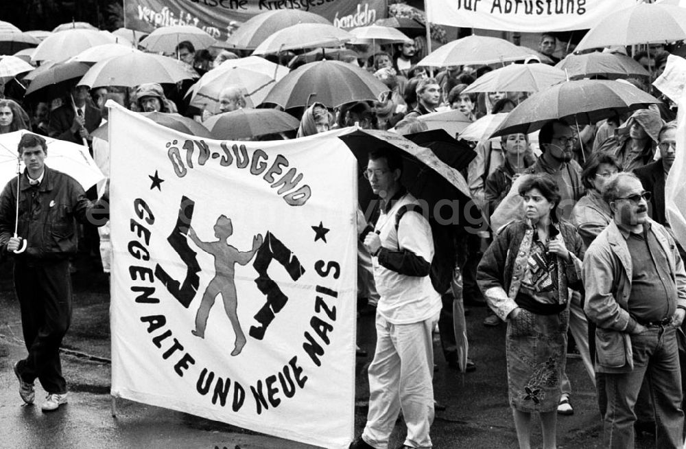 GDR picture archive: Berlin - Kundgebung vom Weltfriedenstag im Kleistpark Berlin 01.