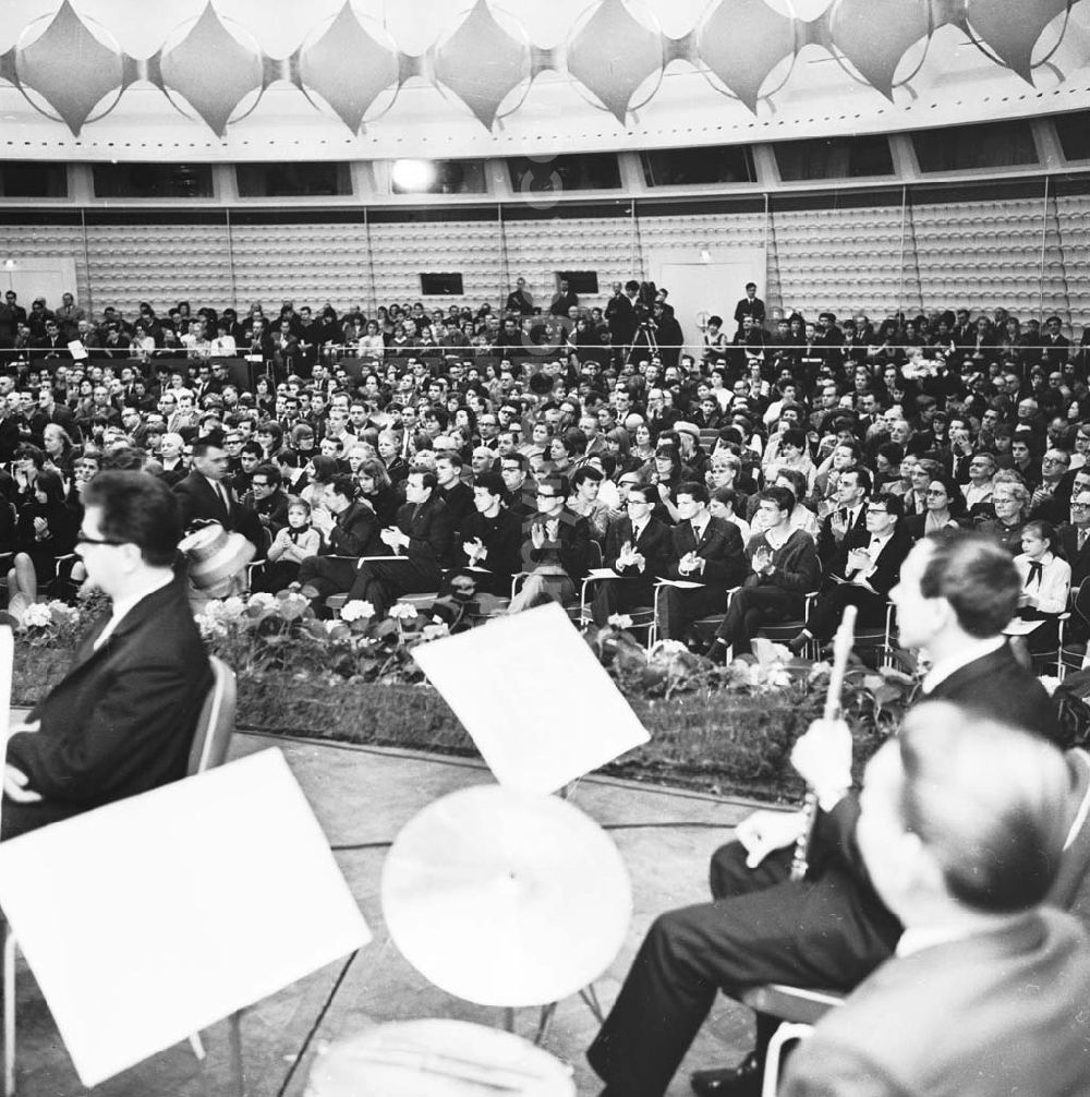 GDR image archive: Berlin - Kundgebung zum Ostermarsch in der Kongreßhalle am Alexanderplatz.