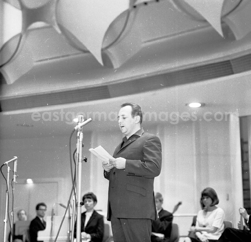 GDR picture archive: Berlin - Kundgebung zum Ostermarsch in der Kongreßhalle am Alexanderplatz.