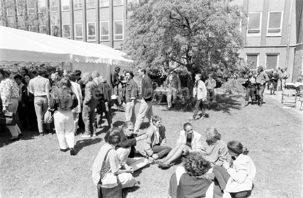 GDR image archive: Berlin - Berlin-Weissensee Art Academy, East Berlin in the territory of the former GDR, German Democratic Republic. Students in the garden