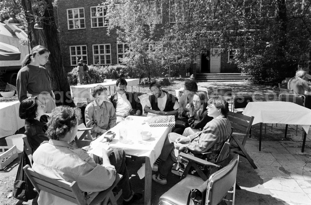 GDR photo archive: Berlin - Berlin-Weissensee Art Academy, East Berlin in the territory of the former GDR, German Democratic Republic. Students in the garden